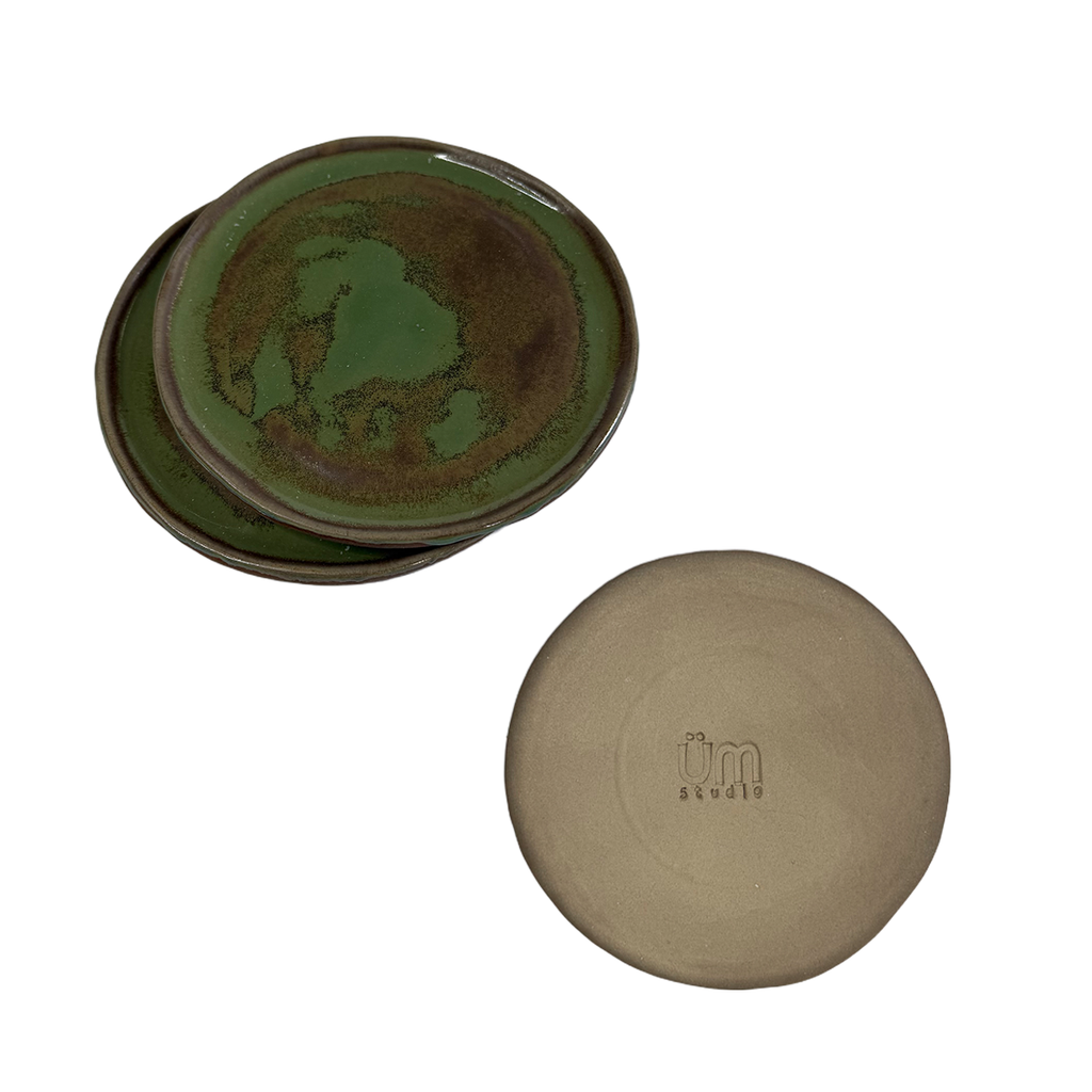 Set handgefertigter Keramik-Tapasteller von Üm Studio mit sanftem Green-Tea-Farbverlauf und natürlicher Braunlasur. Rückseite mit eingeprägtem Üm Studio Logo. Nachhaltige Steingut-Teller aus Málaga, Spanien, ideal für Tapas, Snacks oder als stilvolle Untersetzer