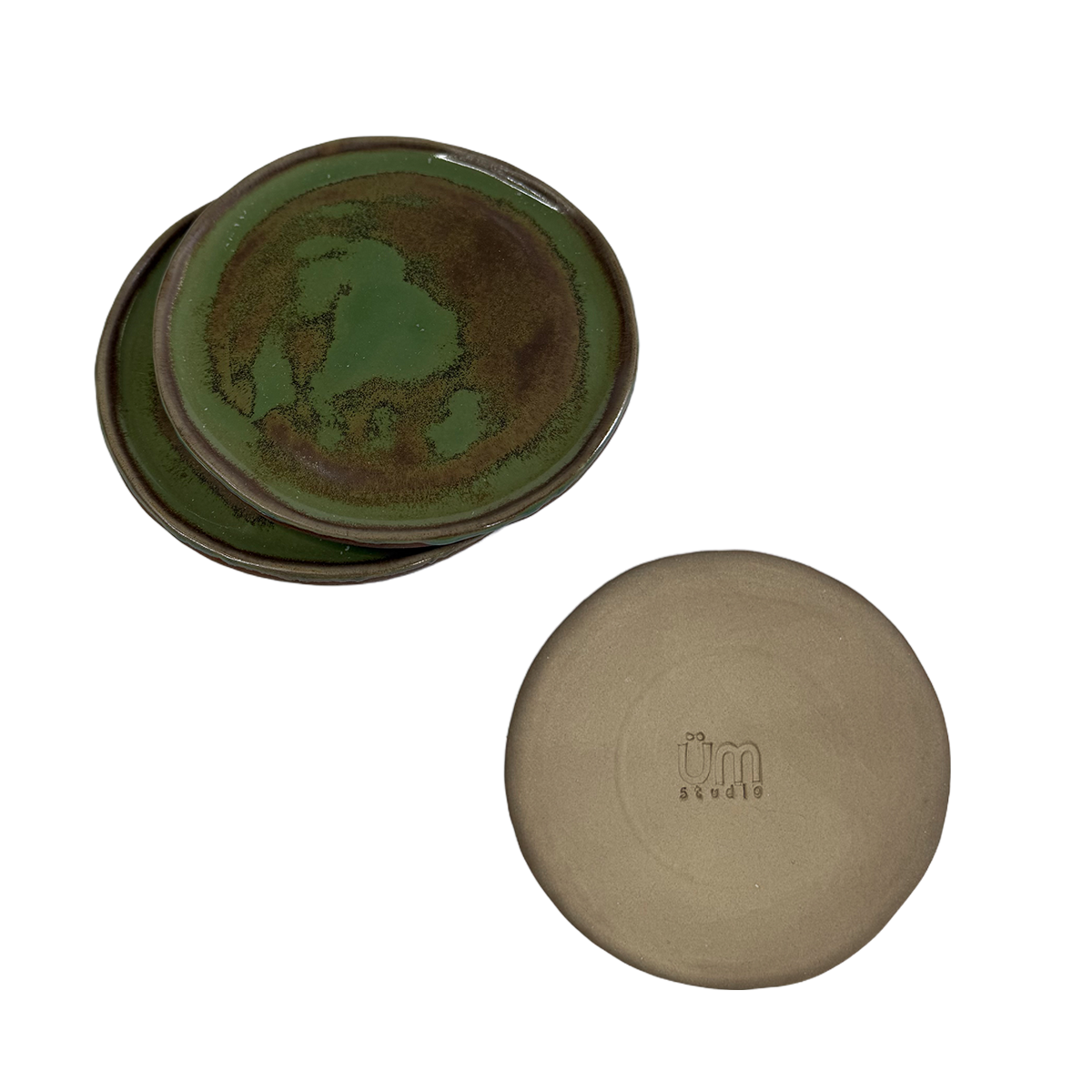 Set handgefertigter Keramik-Tapasteller von Üm Studio mit sanftem Green-Tea-Farbverlauf und natürlicher Braunlasur. Rückseite mit eingeprägtem Üm Studio Logo. Nachhaltige Steingut-Teller aus Málaga, Spanien, ideal für Tapas, Snacks oder als stilvolle Untersetzer