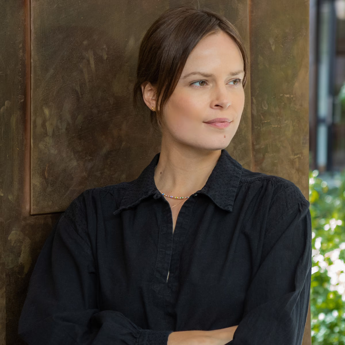 Porträt der Autorin Harriet Thorpe, Herausgeberin und Designexpertin, im schwarzen Hemd vor metallischer Wand. Bekannt für Werke über Architektur und Design.