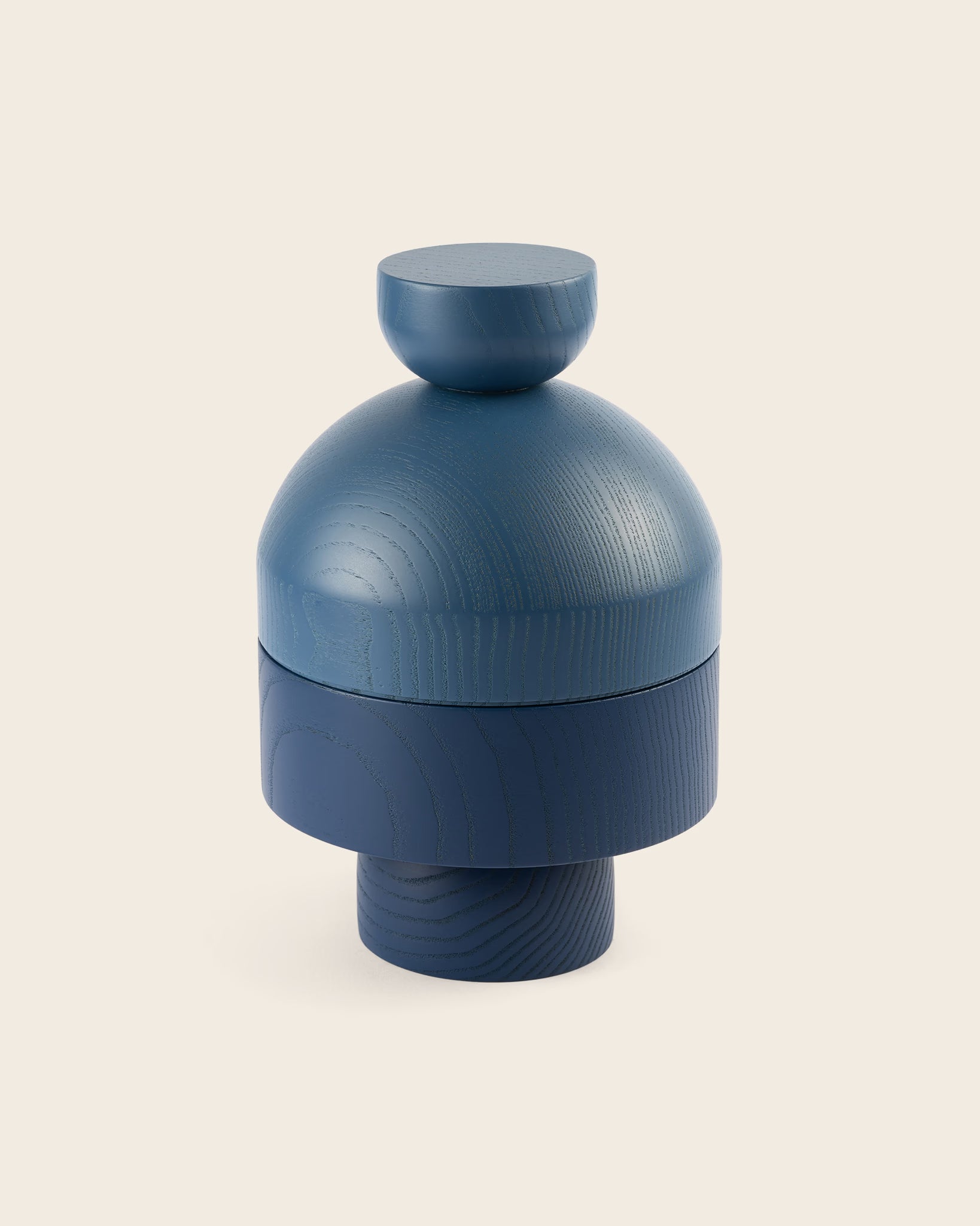 Designobjekt ANUKI in Blau von NIEVEN handgefertigte Holzskulptur aus Esche moderne Schmuckdose oder Bonbonniere seidenmatt lackiert geometrisches Design Made in Germany