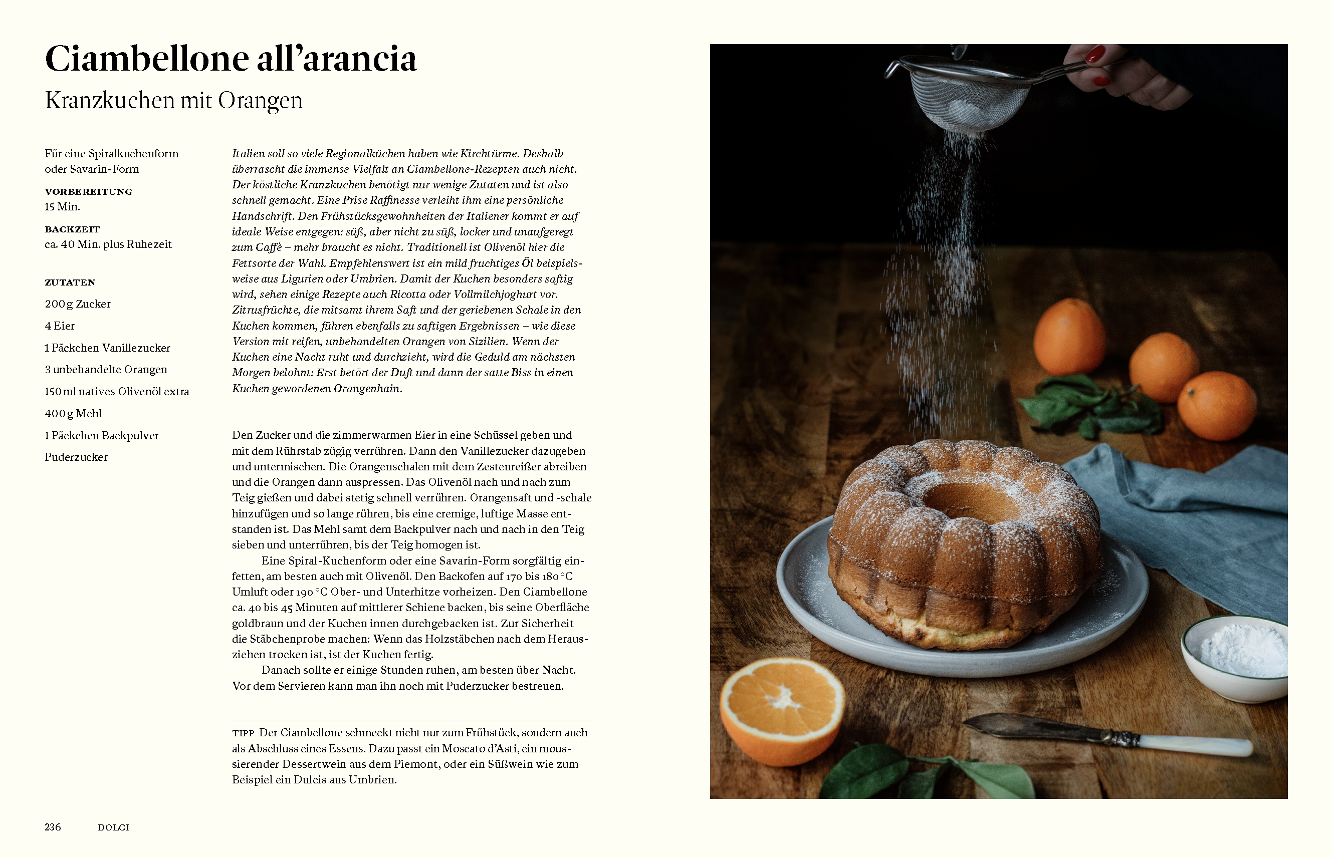 Rezeptseite aus dem Kochbuch Originale: Kranzkuchen mit Orangen, traditioneller italienischer Ciambellone mit Olivenöl, frisch gepresstem Orangensaft und Puderzucker, serviert rustikal auf Holztisch.