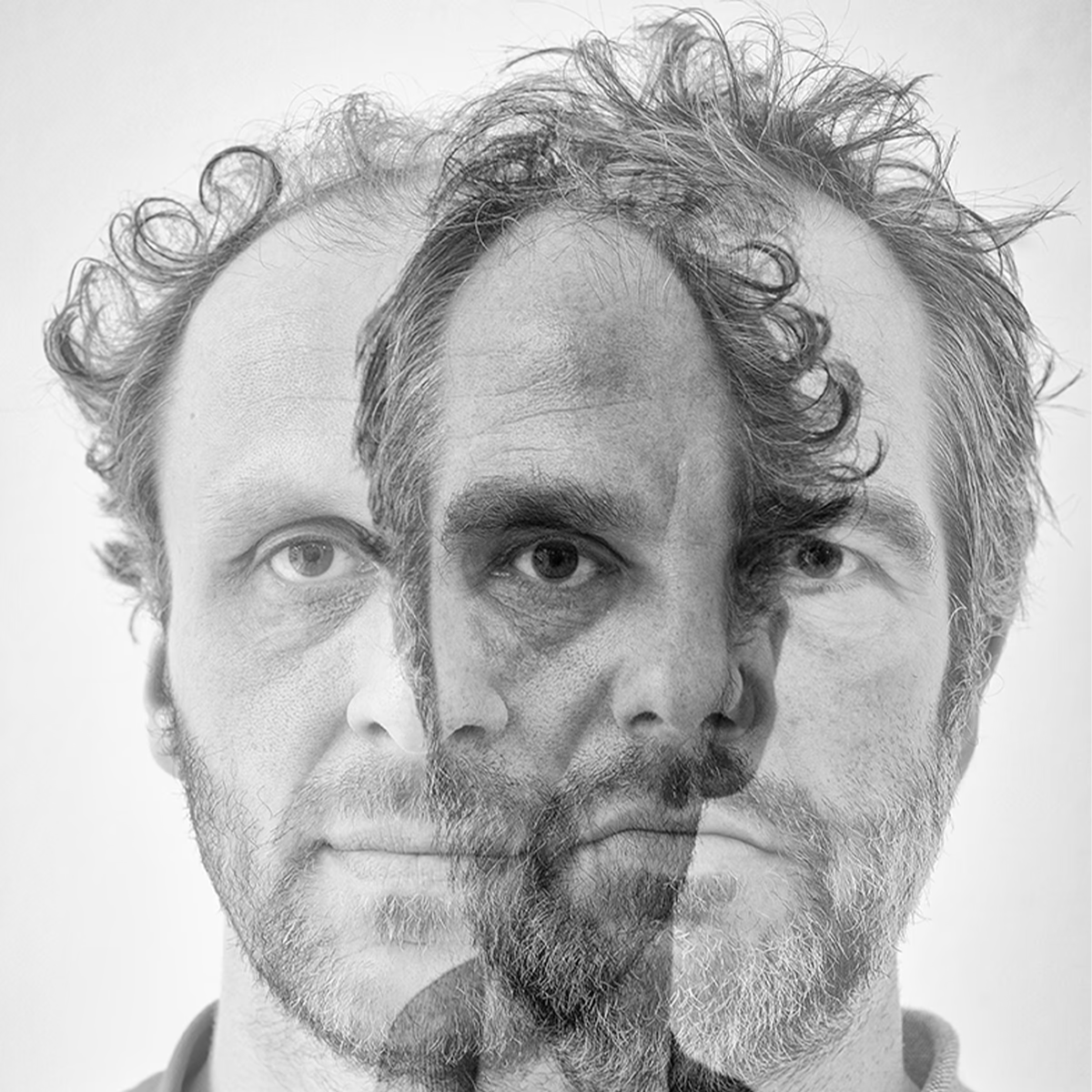 Porträtfoto von Jörg Adam und Dominik Harborth, den Gründern des Berliner Designlabels Siebensachen. Die doppelt belichtete Aufnahme zeigt beide Designer überlagert vor hellem Hintergrund.