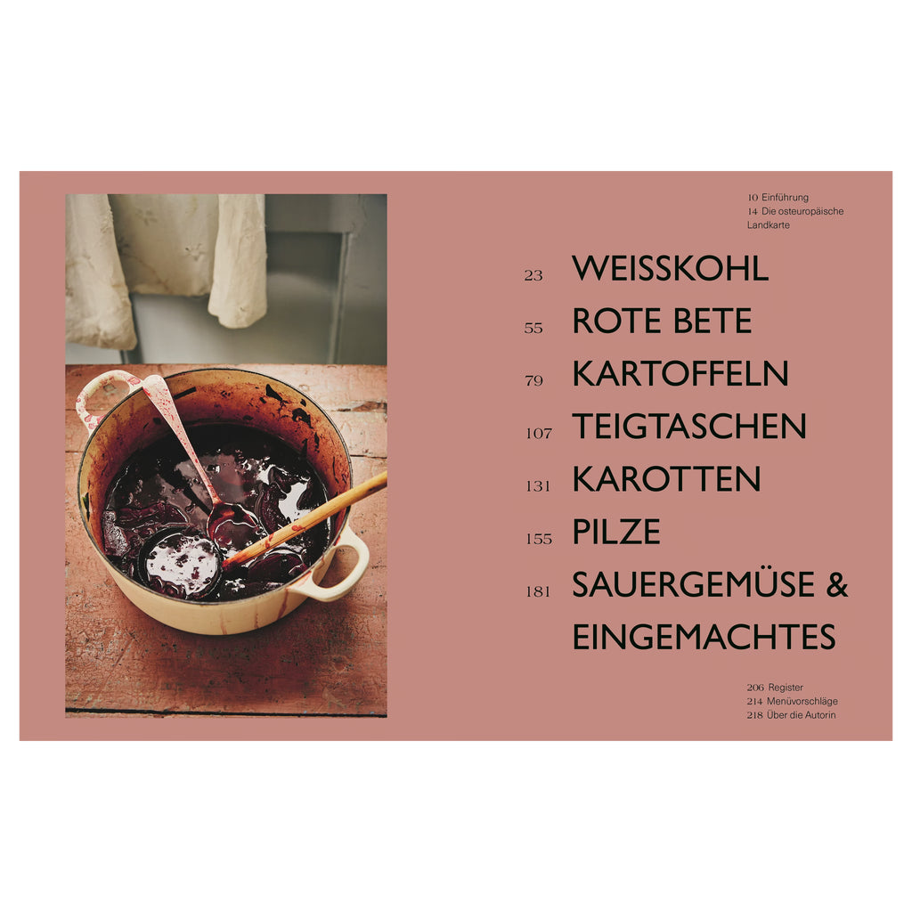 Doppelseite mit einem emaillierten Kochtopf voller Rote-Bete-Suppe links und dem Inhaltsverzeichnis rechts. Auflistung der Kapitel zu Weißkohl, Rote Bete, Kartoffeln, Teigtaschen, Karotten, Pilzen und Sauergemüse.