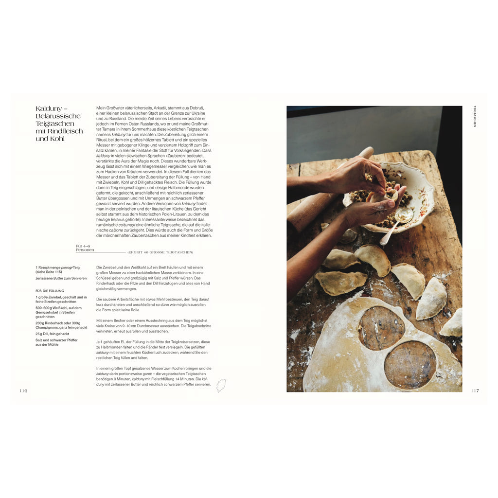 Rezeptseite für Kalduńy. Belarussische Teigtaschen. Links Text mit Geschichte und Zutaten, rechts Hände beim Falten von Teigtaschen auf einem Holztisch mit Mehl und Nudelholz.