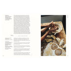 Rezeptseite für Kalduńy. Belarussische Teigtaschen. Links Text mit Geschichte und Zutaten, rechts Hände beim Falten von Teigtaschen auf einem Holztisch mit Mehl und Nudelholz.