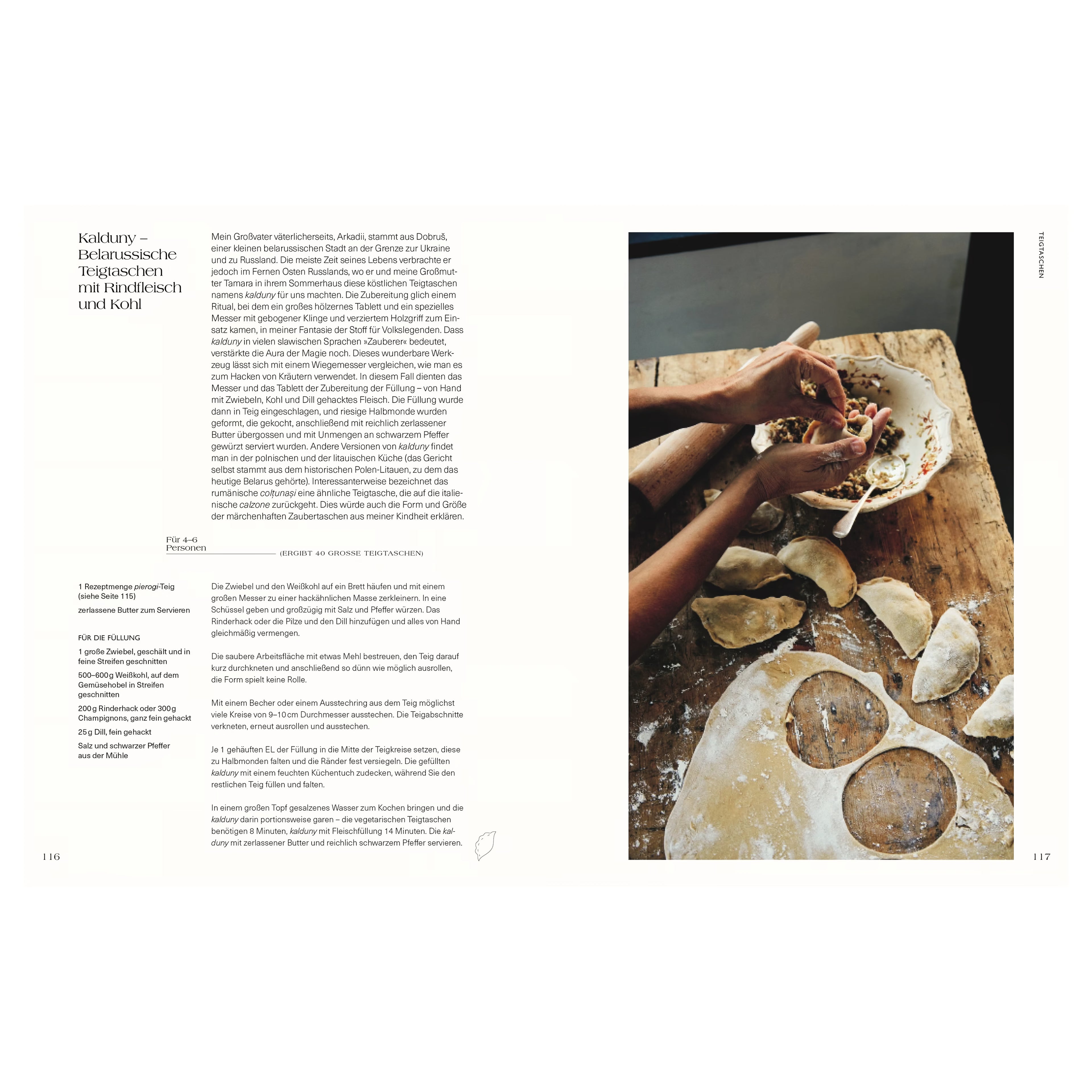 Rezeptseite für Kalduńy. Belarussische Teigtaschen. Links Text mit Geschichte und Zutaten, rechts Hände beim Falten von Teigtaschen auf einem Holztisch mit Mehl und Nudelholz.