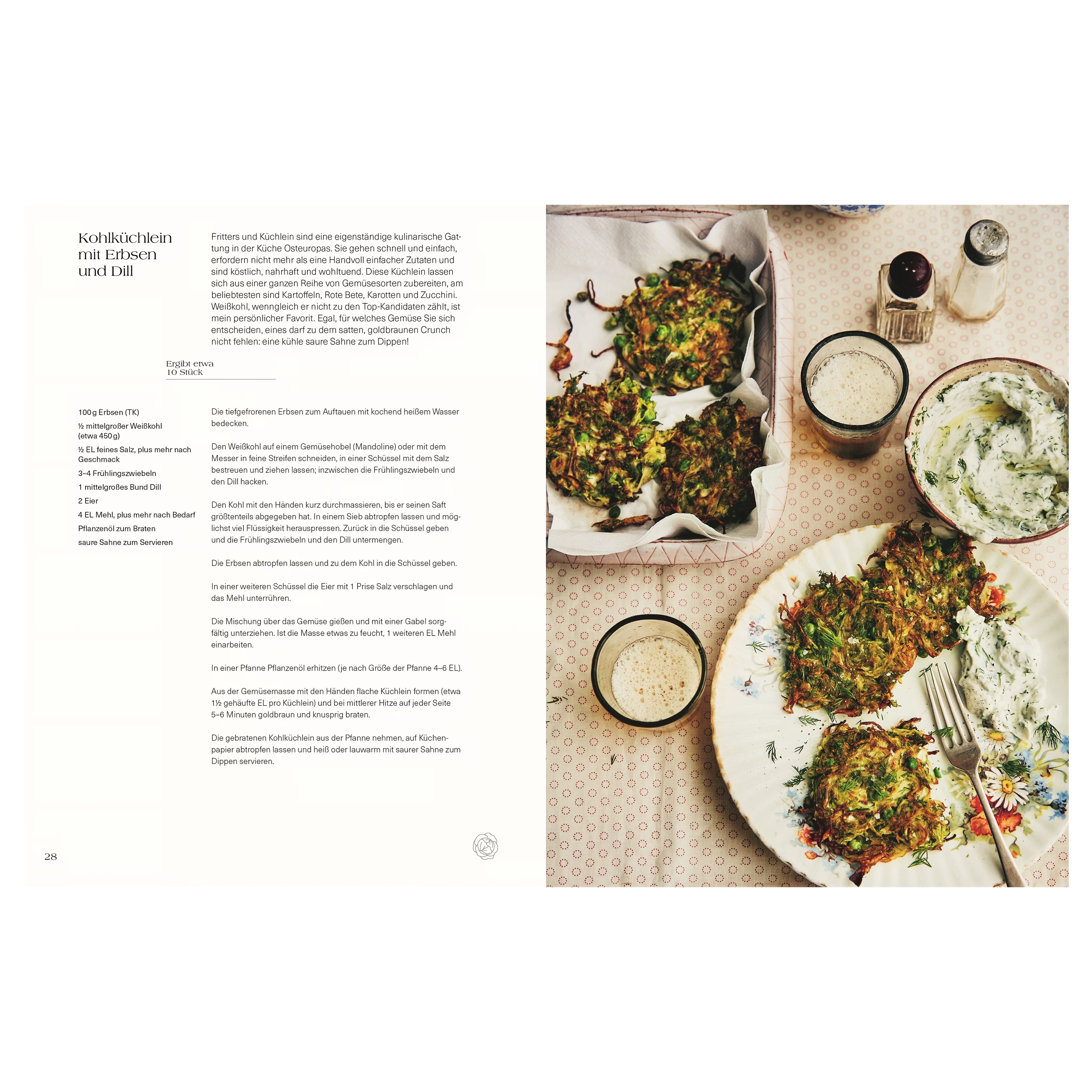 Rezeptseite für Kohlküchlein mit Erbsen und Dill. Links Text mit Zutaten und Anleitung, rechts Teller mit gebratenen Kohlküchlein und Schüssel saure Sahne-Dip.