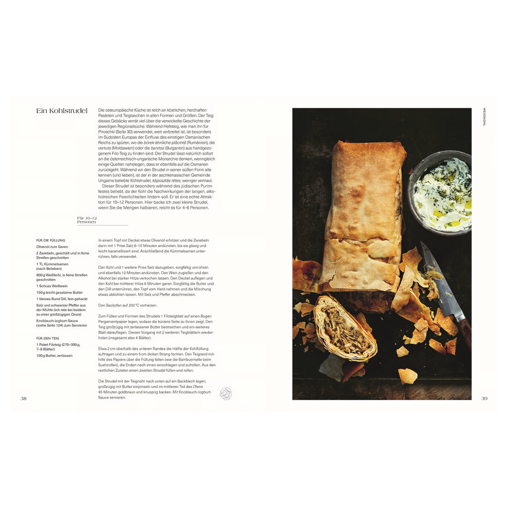 Rezeptseite für Kohlstrudel. Links ausführliches Rezept, rechts goldbraun gebackener Strudel aufgeschnitten, daneben Schüssel mit Joghurt-Dip.
