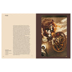 Kapitelbeginn „Pilze“. Links Text über die Bedeutung von Pilzen in Osteuropa, rechts Stillleben mit Champignons und Wildpilzen in Körben bei Sonnenlicht.