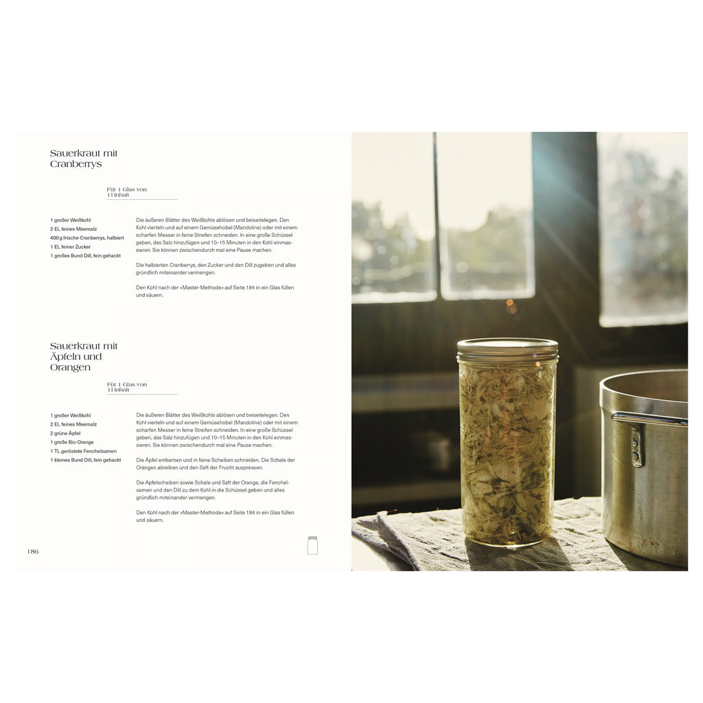 Rezeptseite Sauerkrautvarianten. Links Rezepte für Sauerkraut mit Cranberrys sowie mit Äpfeln und Orangen, rechts Glas mit Sauerkraut im Sonnenlicht auf Küchentisch.
