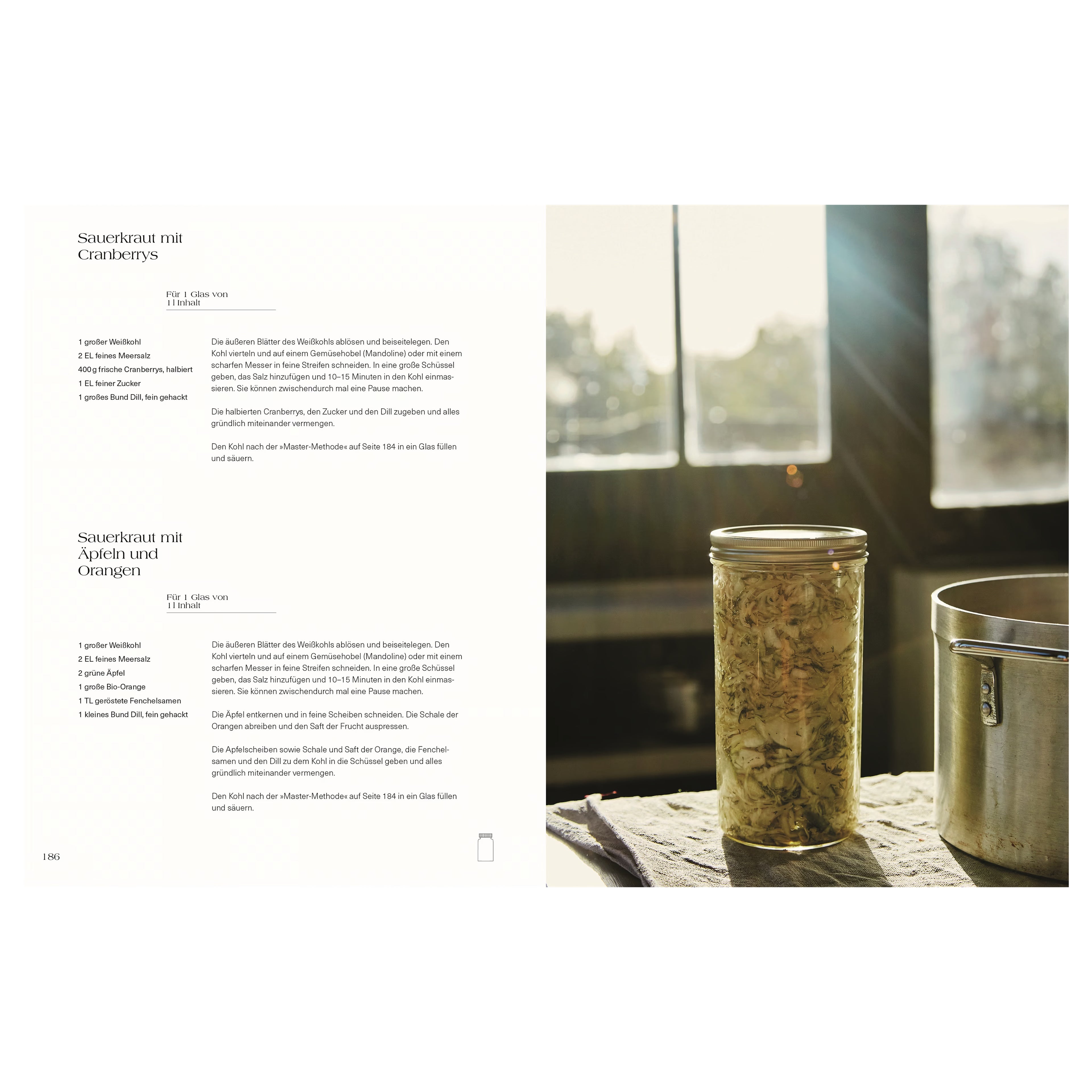 Rezeptseite Sauerkrautvarianten. Links Rezepte für Sauerkraut mit Cranberrys sowie mit Äpfeln und Orangen, rechts Glas mit Sauerkraut im Sonnenlicht auf Küchentisch.