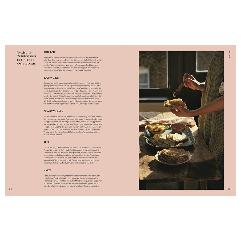 Kapitel „Typische Zutaten aus der Küche Osteuropas“. Links Beschreibungen von Roter Bete, Buchweizen, Gewürzgurken, Kefir und Matze, rechts Hände beim Bestreichen von Brotfladen mit Butter, dazu Schalen mit Beilagen.