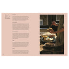 Kapitel „Typische Zutaten aus der Küche Osteuropas“. Links Beschreibungen von Roter Bete, Buchweizen, Gewürzgurken, Kefir und Matze, rechts Hände beim Bestreichen von Brotfladen mit Butter, dazu Schalen mit Beilagen.