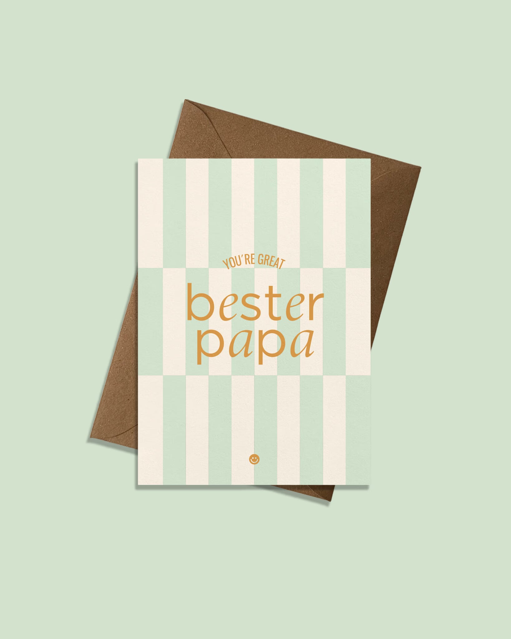 Moderne Geburtstagskarte ‚bester papa' mit grafischem Streifenmuster in Mintgrün und Beige, goldbrauner Typografie und Aufschrift ‚You're Great‘ und 'bester papa', präsentiert mit braunem recyceltem Kraftpapier-Umschlag produziert in Deutschland.