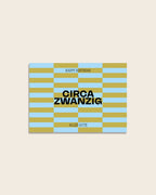 Moderne Geburtstagskarte mit grafischem Streifenmuster in Hellblau und Gold, Aufschrift ‚Happy Birthday‘, ‚Circa Zwanzig‘ und ‚Alles Gute‘ – stilvolle Glückwunschkarte.