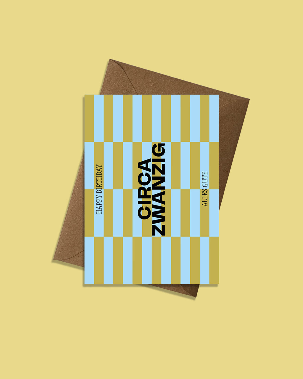 Moderne Geburtstagskarte ‚Circa Zwanzig‘ mit grafischem Streifenmuster in Hellblau und Gold, schwarzer Typografie und Aufschrift ‚Happy Birthday‘ und ‚Alles Gute‘, präsentiert mit braunem recyceltem Kraftpapier-Umschlag produziert in Deutschland
