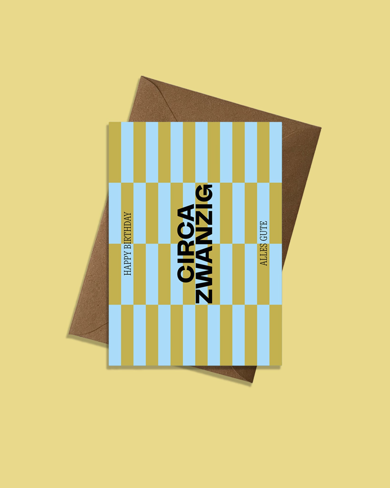 Moderne Geburtstagskarte ‚Circa Zwanzig‘ mit grafischem Streifenmuster in Hellblau und Gold, schwarzer Typografie und Aufschrift ‚Happy Birthday‘ und ‚Alles Gute‘, präsentiert mit braunem recyceltem Kraftpapier-Umschlag produziert in Deutschland