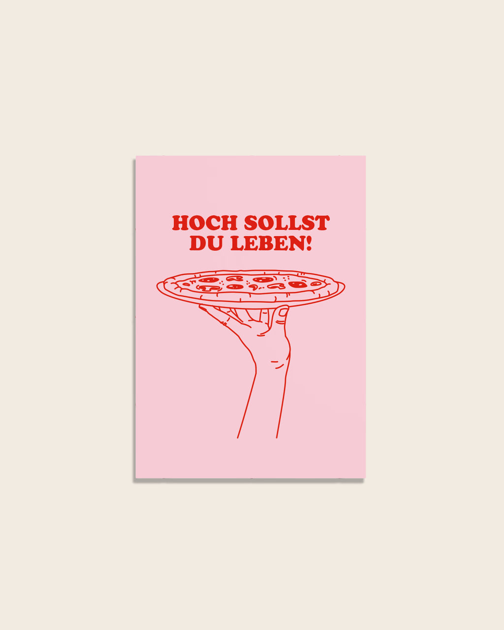 Geburtstagskarte mit rosa Hintergrund und roter Illustration einer Hand mit Pizza und dem Schriftzug „Hoch sollst du leben!“, humorvolle Pizza Geburtstagskarte für Kinder und Erwachsene von studio ciao.