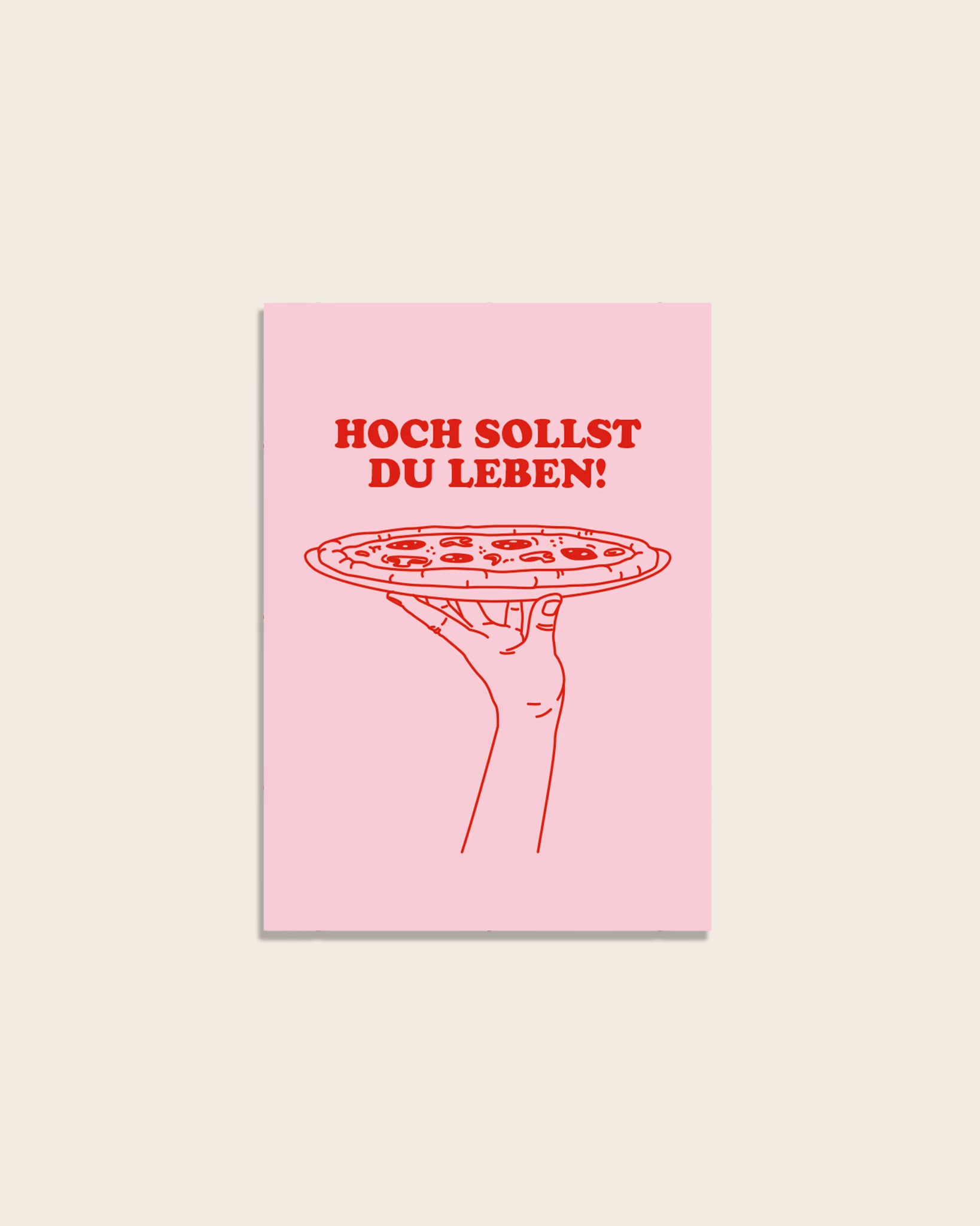Geburtstagskarte mit rosa Hintergrund und roter Illustration einer Hand mit Pizza und dem Schriftzug „Hoch sollst du leben!“, humorvolle Pizza Geburtstagskarte für Kinder und Erwachsene von studio ciao.