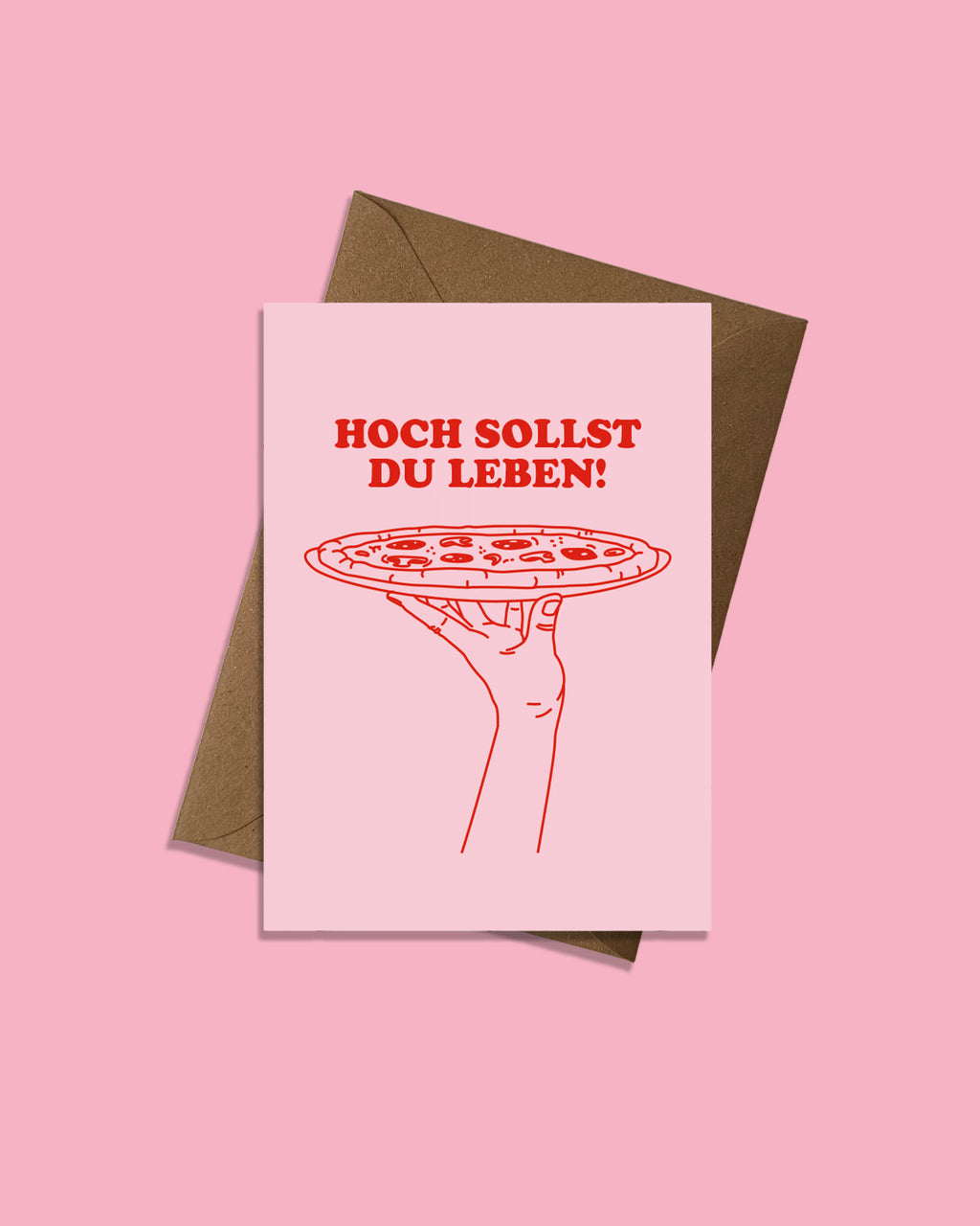 Geburtstagskarte „Hoch sollst du leben!“ mit rosa Vorderseite, roter Pizza Illustration und braunem nachhaltigem Briefumschlag, humorvolle Pizza Geburtstagskarte für Kinder und Erwachsene von studio ciao.