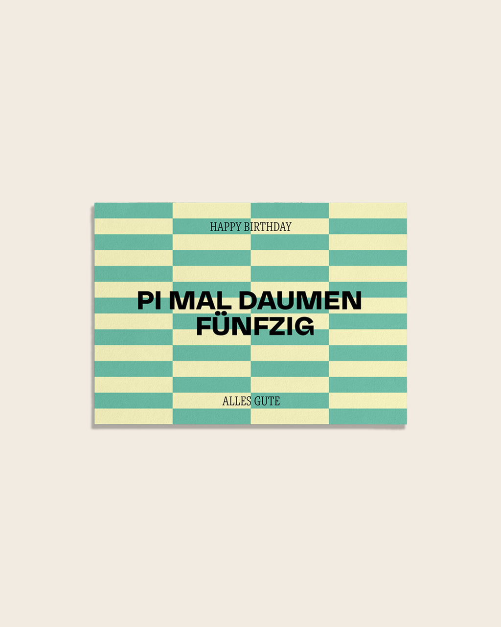 Moderne Geburtstagskarte mit grafischem Streifenmuster in Grün und Gelb mit Aufschrift ‚Happy Birthday‘, ‚Pi mal Daumen Fünfzig‘ und ‚Alles Gute‘. Stilvolle Glückwunschkarte.