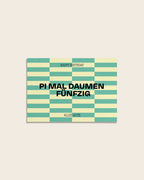 Moderne Geburtstagskarte mit grafischem Streifenmuster in Grün und Gelb mit Aufschrift ‚Happy Birthday‘, ‚Pi mal Daumen Fünfzig‘ und ‚Alles Gute‘. Stilvolle Glückwunschkarte.