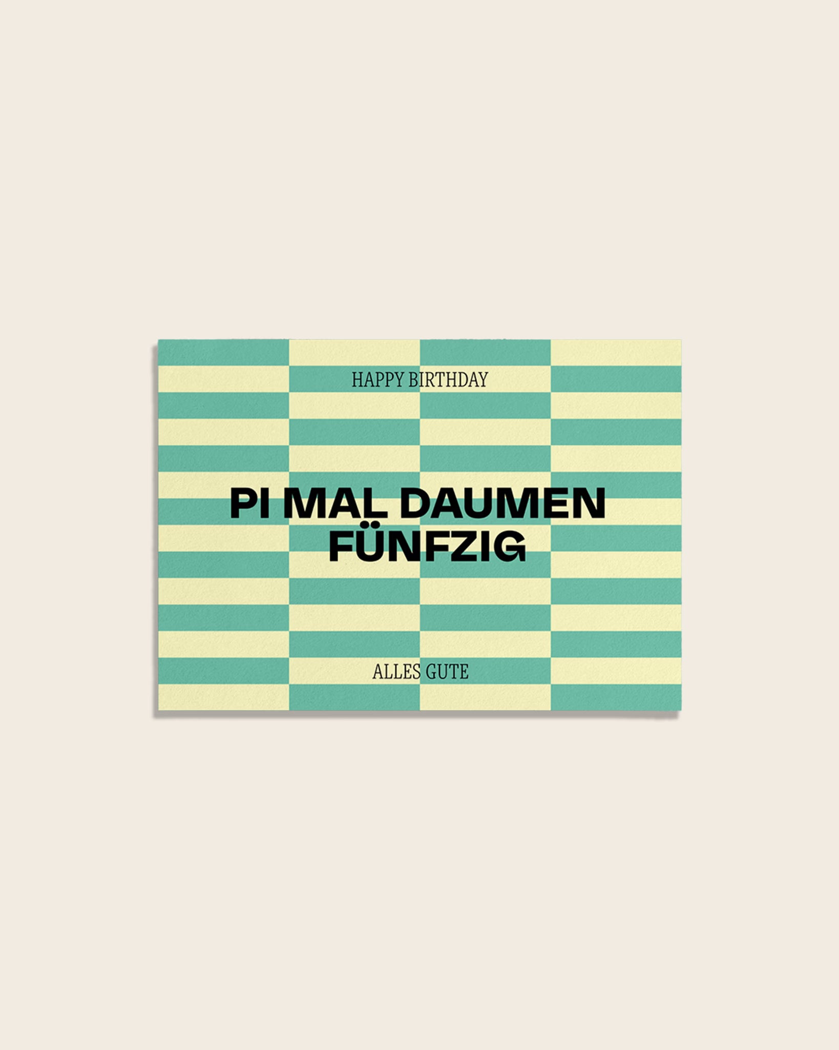 Moderne Geburtstagskarte mit grafischem Streifenmuster in Grün und Gelb mit Aufschrift ‚Happy Birthday‘, ‚Pi mal Daumen Fünfzig‘ und ‚Alles Gute‘. Stilvolle Glückwunschkarte.