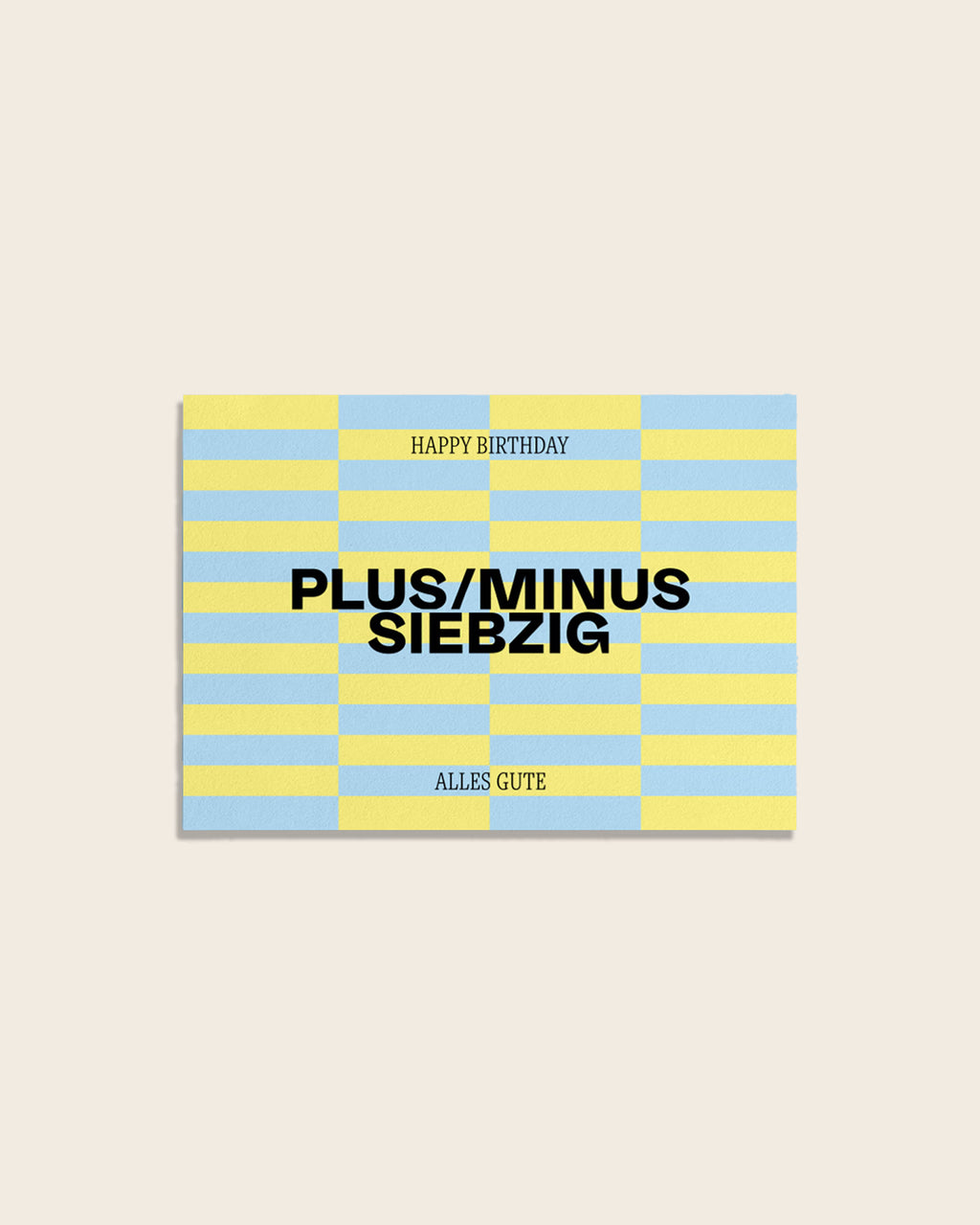 Moderne Geburtstagskarte mit grafischem Streifenmuster in Hellblau und Gelb mit Aufschrift ‚Happy Birthday‘, ‚Plus/Minus Siebzig‘ und ‚Alles Gute‘. Stilvolle Glückwunschkarte.