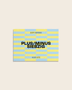 Moderne Geburtstagskarte mit grafischem Streifenmuster in Hellblau und Gelb mit Aufschrift ‚Happy Birthday‘, ‚Plus/Minus Siebzig‘ und ‚Alles Gute‘. Stilvolle Glückwunschkarte.