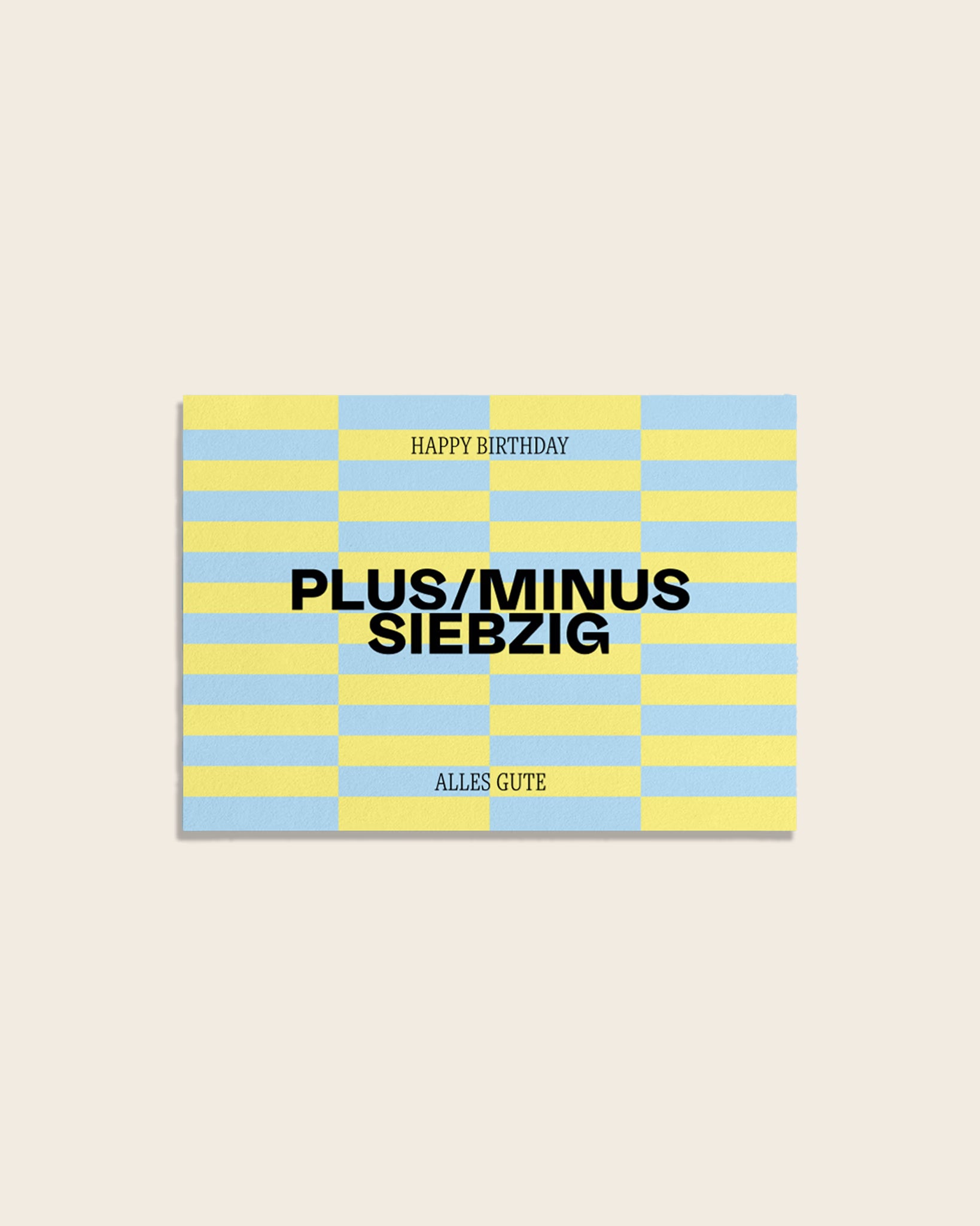 Moderne Geburtstagskarte mit grafischem Streifenmuster in Hellblau und Gelb mit Aufschrift ‚Happy Birthday‘, ‚Plus/Minus Siebzig‘ und ‚Alles Gute‘. Stilvolle Glückwunschkarte.