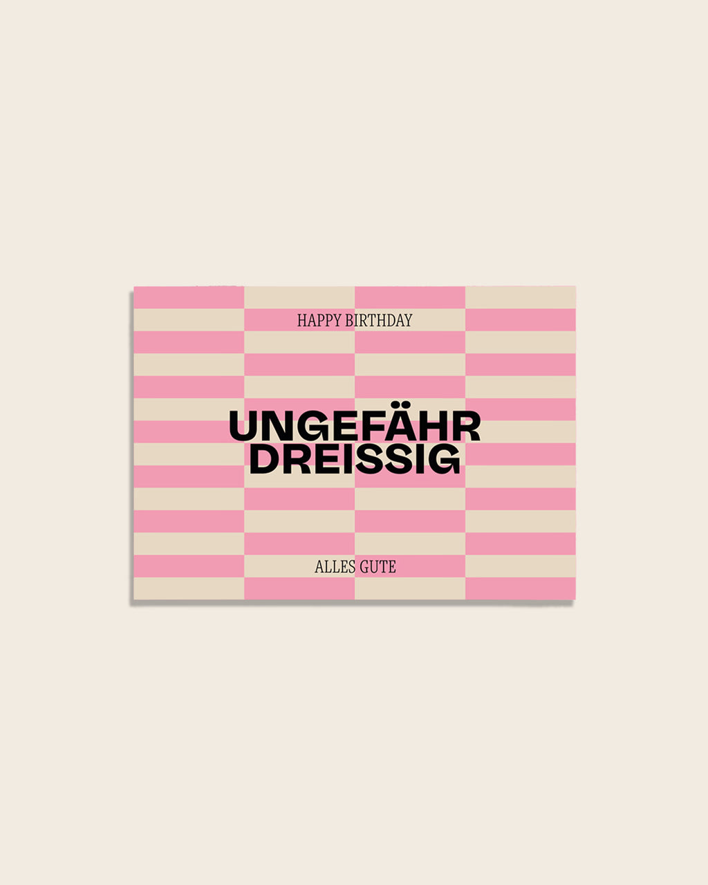 Moderne Geburtstagskarte mit grafischem Streifenmuster in Pink und Beige mit Aufschrift ‚Happy Birthday‘, ‚Ungefähr Dreissig‘ und ‚Alles Gute‘. Stilvolle Glückwunschkarte.