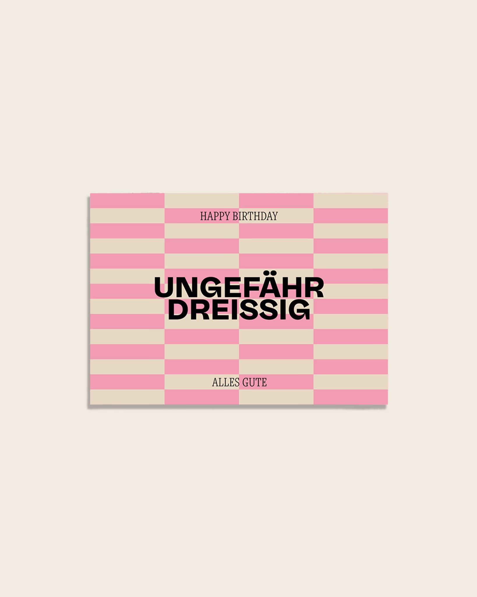 Moderne Geburtstagskarte mit grafischem Streifenmuster in Pink und Beige mit Aufschrift ‚Happy Birthday‘, ‚Ungefähr Dreissig‘ und ‚Alles Gute‘. Stilvolle Glückwunschkarte.
