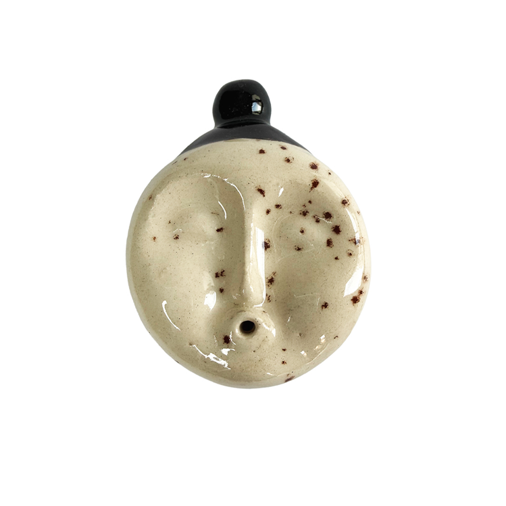 Handgefertigter Keramik-Räucherstäbchenhalter in Gesichtsform mit cremefarbener Glasur und dunklen Sprenkeln, minimalistisches Designobjekt mit schwarzer Kappe. Stilvolle Keramikdekoration für modernes Wohnen.