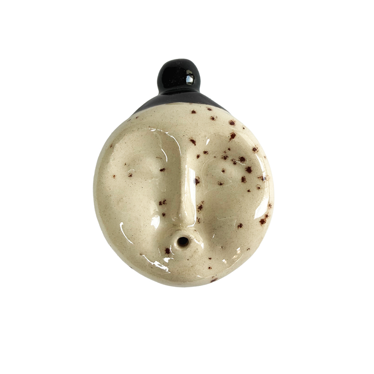 Handgefertigter Keramik-Räucherstäbchenhalter in Gesichtsform mit cremefarbener Glasur und dunklen Sprenkeln, minimalistisches Designobjekt mit schwarzer Kappe. Stilvolle Keramikdekoration für modernes Wohnen.