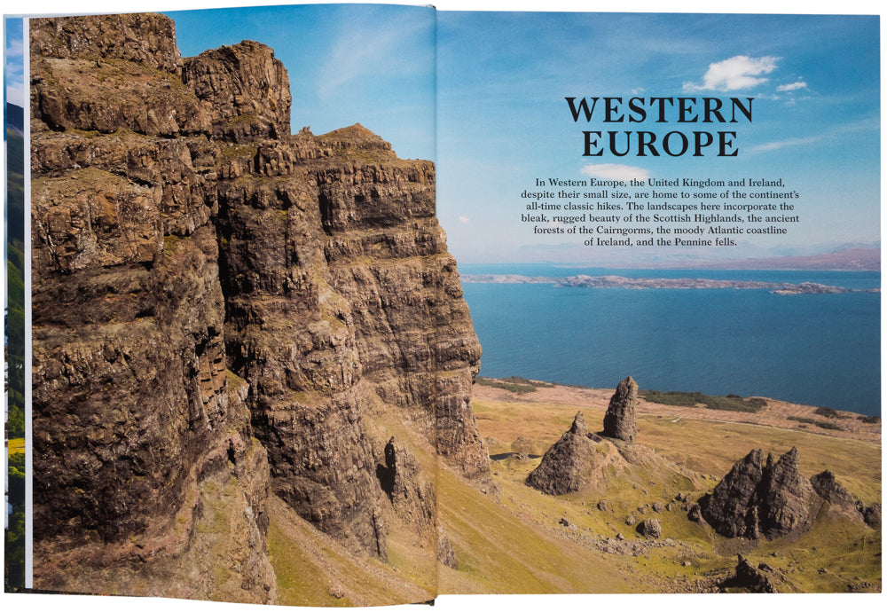 Doppelseite aus dem Buch Wanderlust Europe. Atemberaubende Klippenlandschaft der schottischen Highlands mit Blick auf die Küste, Kapitelbeginn zu den Wanderwegen Westeuropas.