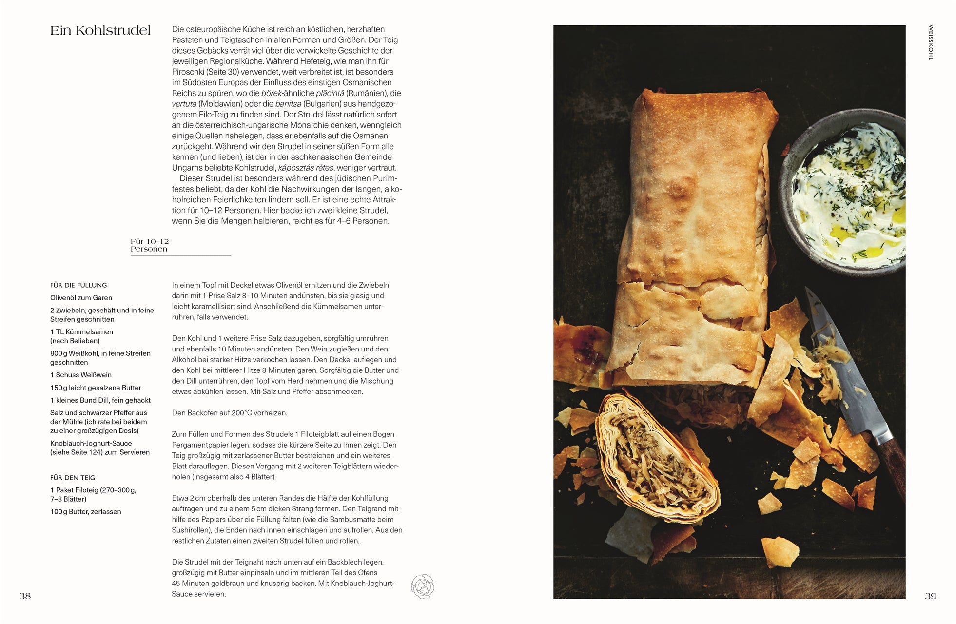 Rezeptseite für Kohlstrudel. Links ausführliches Rezept, rechts goldbraun gebackener Strudel aufgeschnitten, daneben Schüssel mit Joghurt-Dip.