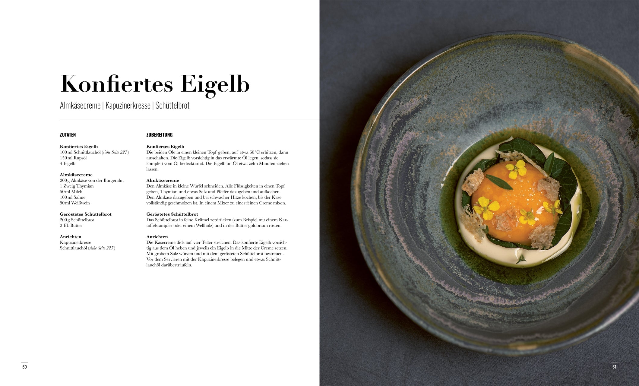 Konfiertes Eigelb – Almkäsecreme | Kapuzinerkresse | Schüttelbrot: „Leuchtend orangefarbenes Eigelb auf cremiger Almkäsecreme, garniert mit Kapuzinerkresse und knusprigen Brotstücken in einer tiefen, handgefertigten Keramikschale.“