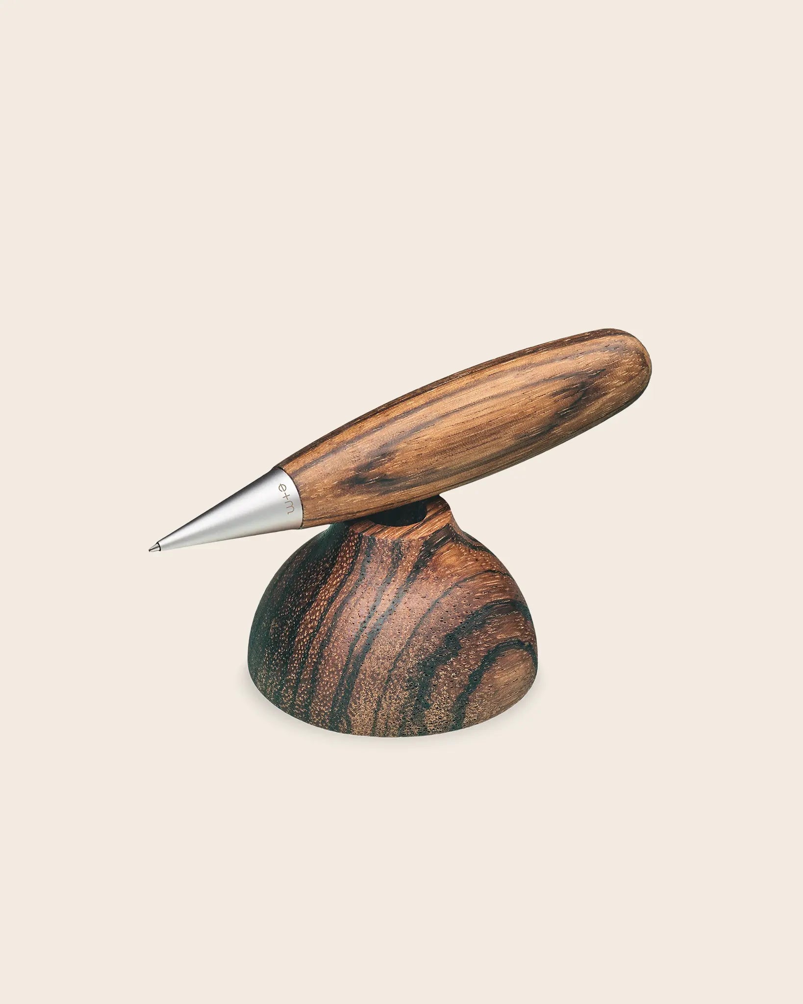 Design Kugelschreiber Base Point von e + m aus Zebrano Holz mit ergonomischer Form und silberner Spitze, stilvolles Schreibgerät mit langlebiger nachfüllbarer Mine handgefertigt in Deutschland.