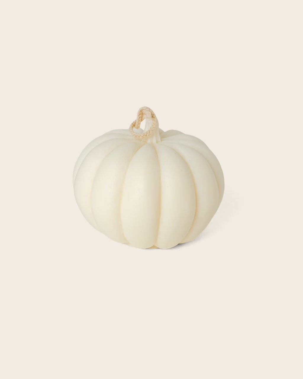 Weiße Kürbis-Kerze in moderner, minimalistischer Form. Handgefertigte Deko-Kerze aus Sojawachs, ideal für Herbst, Halloween oder stilvolle Wohnaccessoires.