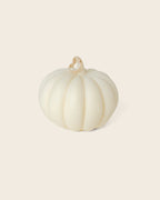 Weiße Kürbis-Kerze in moderner, minimalistischer Form. Handgefertigte Deko-Kerze aus Sojawachs, ideal für Herbst, Halloween oder stilvolle Wohnaccessoires.