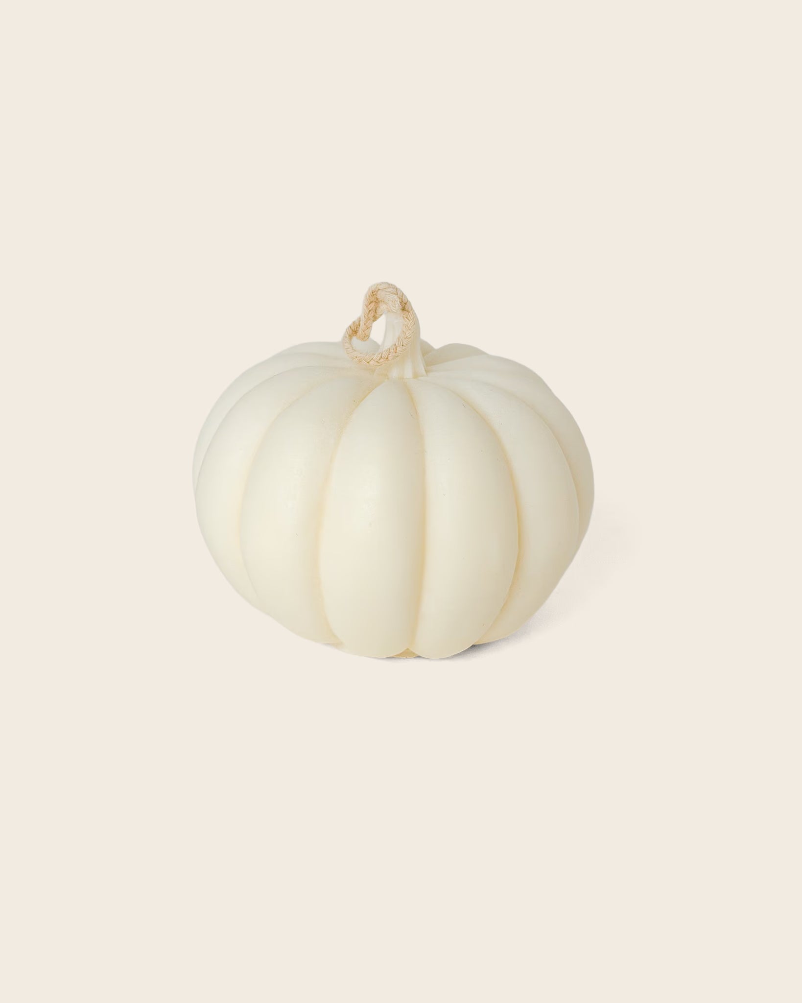 Weiße Kürbis-Kerze in moderner, minimalistischer Form. Handgefertigte Deko-Kerze aus Sojawachs, ideal für Herbst, Halloween oder stilvolle Wohnaccessoires.