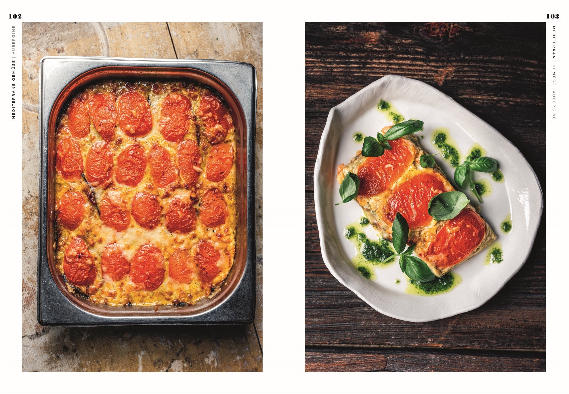 Mediterranes Gemüse: Auberginenauflauf mit Tomatenkruste in einer Auflaufform und angerichtetes Stück auf Teller mit Basilikum und grüner Sauce – rustikal mediterrane Präsentation.