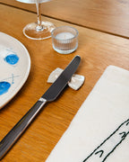 Handgefertigte Messerablage LA FARFALLE aus Keramik von OEUVRES SENSIBLES auf dem gedeckten Tisch. 