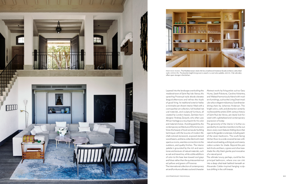 Modernes Interieur einer mediterranen Villa in Saint-Paul-de-Vence. Offener Wohnbereich mit hohen Decken, Designer-Sofa, Kunstwerken und eleganten Holzelementen im Stil der Côte d’Azur.