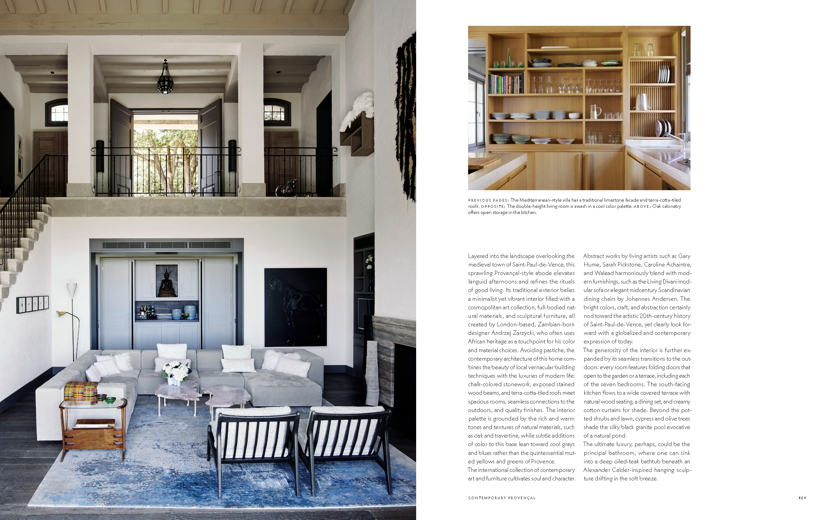 Modernes Interieur einer mediterranen Villa in Saint-Paul-de-Vence. Offener Wohnbereich mit hohen Decken, Designer-Sofa, Kunstwerken und eleganten Holzelementen im Stil der Côte d’Azur.