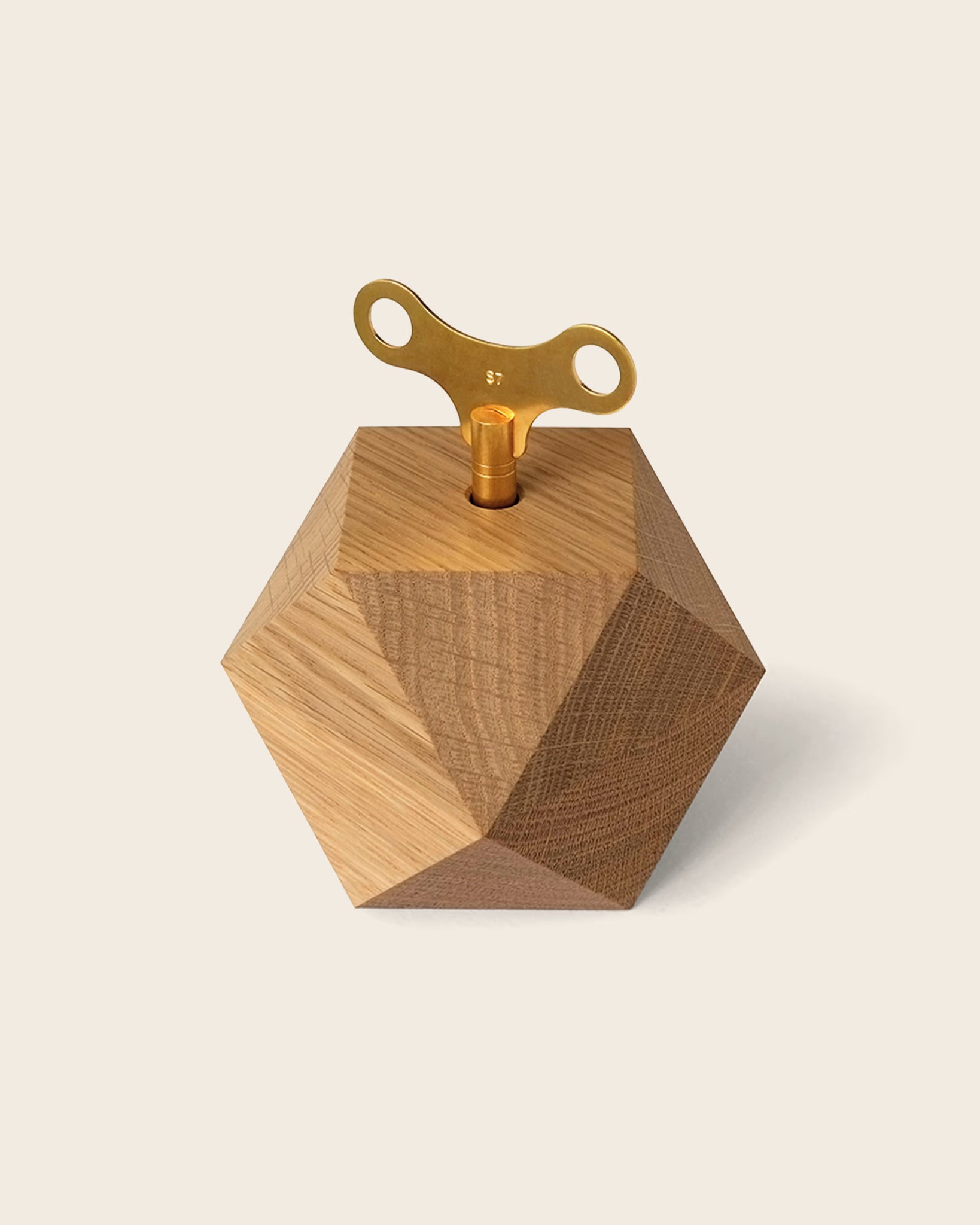 Spieluhr DIAMOND von Siebensachen aus massivem Eichenholz mit goldfarbenem Messingschlüssel. Geometrisches Designobjekt, handgefertigt in Deutschland.