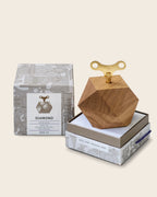 Spieluhr DIAMOND von Siebensachen aus Eichenholz mit goldfarbenem Messingschlüssel in hochwertiger Geschenkbox. Design-Spieluhr mit Melodie Je te veux von Erik Satie.