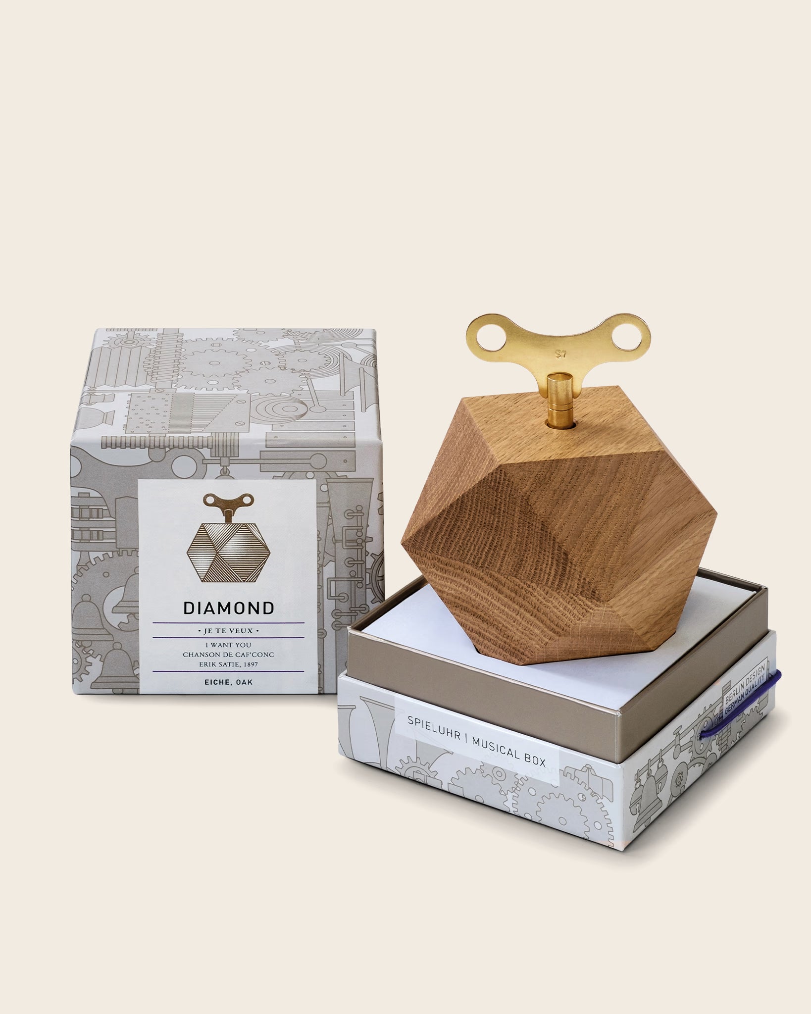 Spieluhr DIAMOND von Siebensachen aus Eichenholz mit goldfarbenem Messingschlüssel in hochwertiger Geschenkbox. Design-Spieluhr mit Melodie Je te veux von Erik Satie.