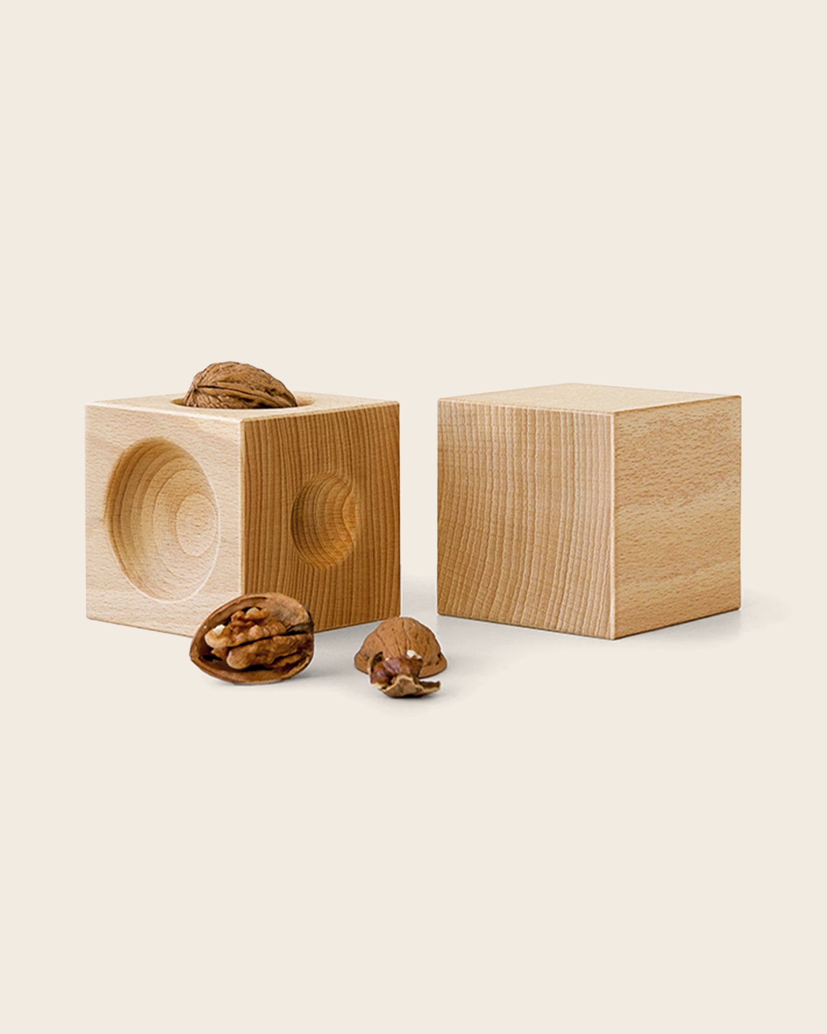 Nussknacker NUSSKUBUS von Siebensachen aus massivem Buchenholz mit präzise gedrechselten Mulden zum Knacken von Walnüssen, Haselnüssen und Mandeln. Minimalistisches Designobjekt mit natürlicher Oberfläche und funktionaler Ästhetik.