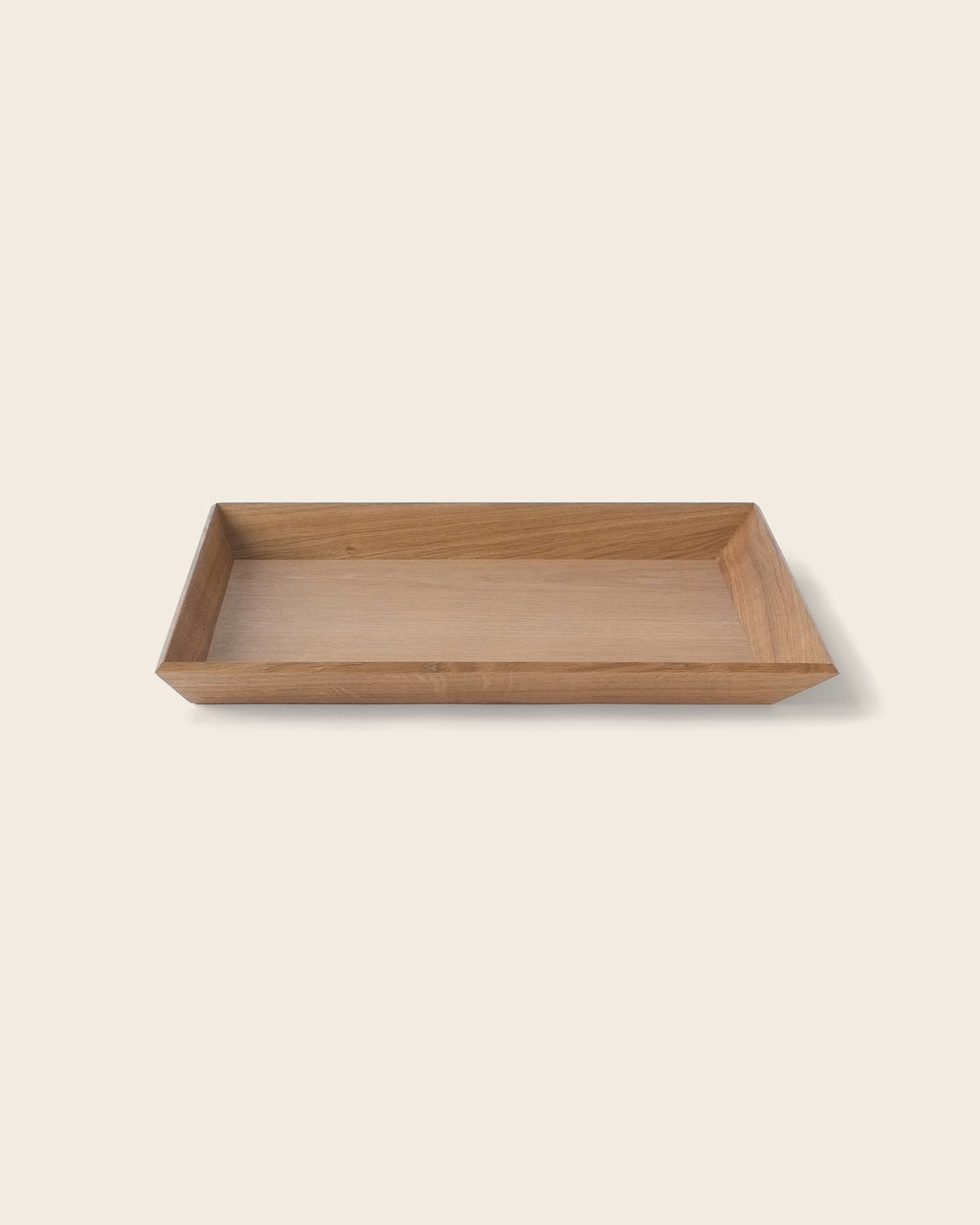 Holztablett OBLIQUE aus massiver Eiche von NIEVEN. Rechteckiges Serviertablett mit abgeschrägten Kanten und minimalistischer Form. Design von Jörg Adam, Made in Germany.
